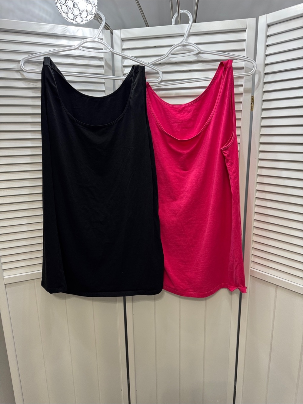 Women’s Scoop Neck long tank tops  - Black & Hot Pink